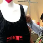 Yrityksen 1 kuva OMPELIMO SORMUSTIN EILA HEINÄNEN Muu takkien, pukujen, housujen, hameiden yms. valmistus  Helsinki 18