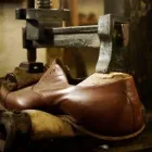 Yrityksen 1 kuva TIMON APUVÄLINE JA JALKINEHUOLTO Jalkineiden ja nahkatavaroiden korjaus  Kouvola 09