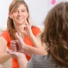 Yrityksen 1 kuva VIITTOMAKIELIALAN OSUUSKUNTA VIA Kääntäminen ja tulkkaus  Helsinki 18